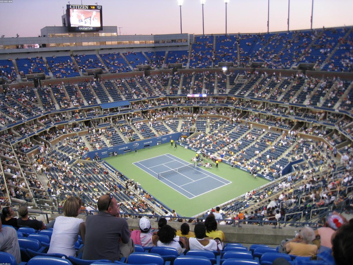 Joueur de tennis en plein match