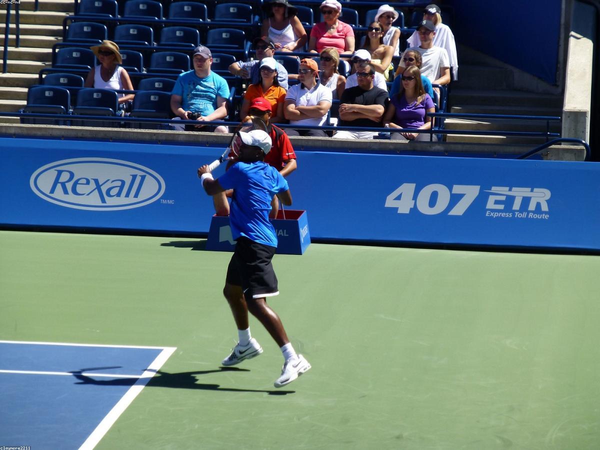 Joueur de tennis en action sur court